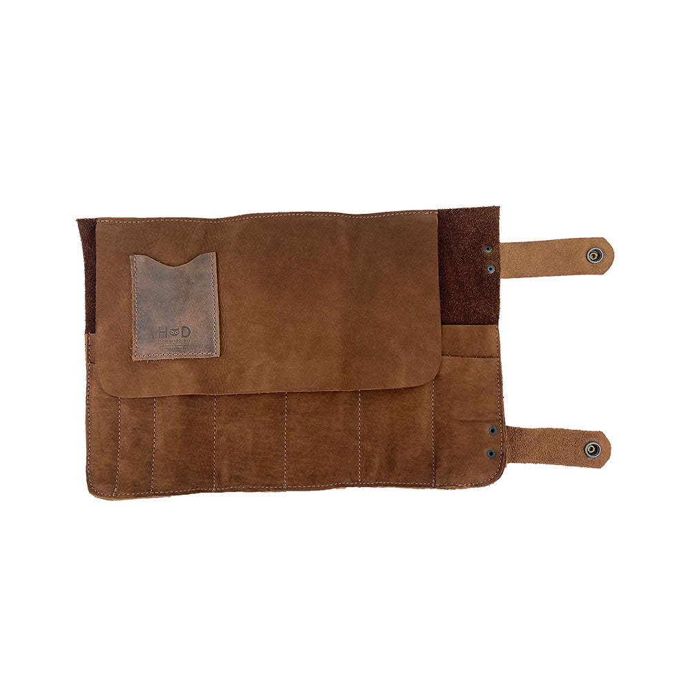 Hide & Drink's Barber Tool Roll showcases a high-quality Snap Tool Roll Up Bag with 14 Slots, ideal for organizing scissors & screwdrivers. This portable carry case is crafted from Full Grain Leather, featuring a design by StockyardX, known for small batch production. It's hand cut, hand sewn, fire branded, and artisan-made in La Antigua Guatemala & Oaxaca Mexico.